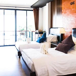 Großes Zimmer mit zwei Einzelbetten